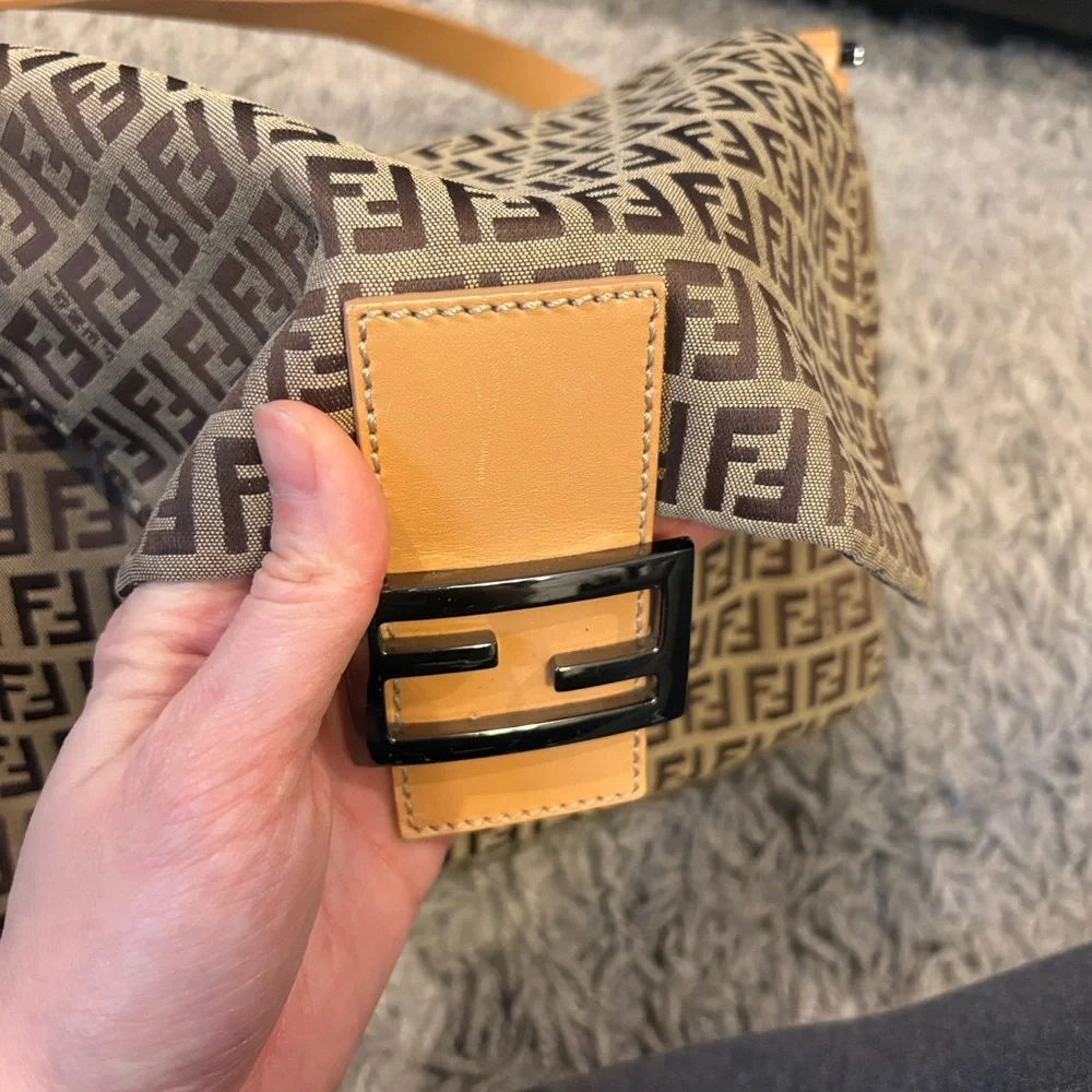 FENDI Zucca Mama Baguette Beige and tan - Picture 2 of 16